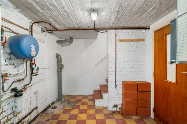 Move-in ready family home with 3 bedrooms, ideally located in the rural area of Koningslo, combining a quiet residential setting with excellent accessibility to both Flanders and the Brussels-Capital Region.

Set on a plot of 3a 43ca, the property benefit