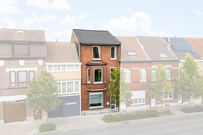 This move-in ready home with no fewer than 5 bedrooms is ideally located in a quiet one-way street, close to a wide range of amenities.

Set on a 476 m&sup2; plot, the property features a pleasant garden with multiple terraces. At the rear, there is also a tw