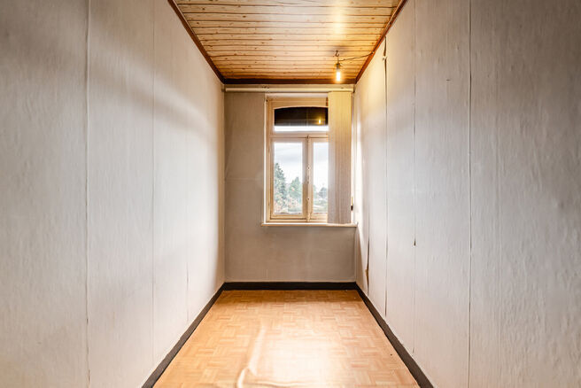 This spacious family home is located near the centre of Vilvoorde and offers no fewer than 5 bedrooms, an additional attic space, a basement and a terrace. Thanks to its generous proportions and multiple floors, the property offers plenty of possibilities