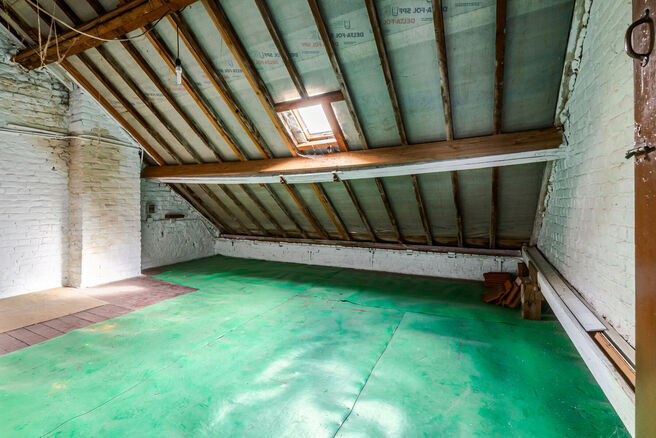 This spacious family home is located near the centre of Vilvoorde and offers no fewer than 5 bedrooms, an additional attic space, a basement and a terrace. Thanks to its generous proportions and multiple floors, the property offers plenty of possibilities