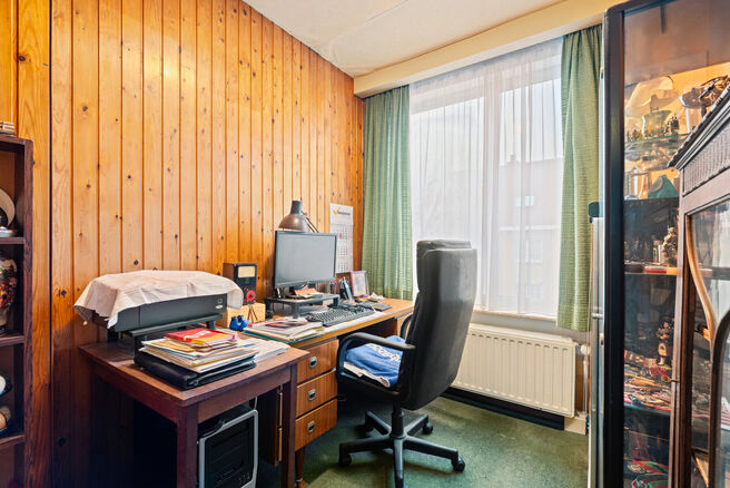 This solid three-bedroom house enjoys an excellent location close to public transport and numerous amenities. A key asset is its easy access to Brussels and the Brussels Ring Road (R0). The property also features a garage and a pleasant garden with terrac