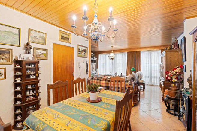 This solid three-bedroom house enjoys an excellent location close to public transport and numerous amenities. A key asset is its easy access to Brussels and the Brussels Ring Road (R0). The property also features a garage and a pleasant garden with terrac