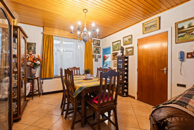 This solid three-bedroom house enjoys an excellent location close to public transport and numerous amenities. A key asset is its easy access to Brussels and the Brussels Ring Road (R0). The property also features a garage and a pleasant garden with terrac