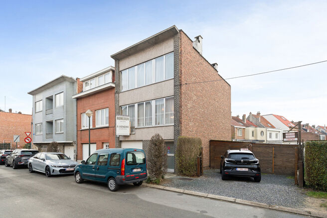 This solid three-bedroom house enjoys an excellent location close to public transport and numerous amenities. A key asset is its easy access to Brussels and the Brussels Ring Road (R0). The property also features a garage and a pleasant garden with terrac