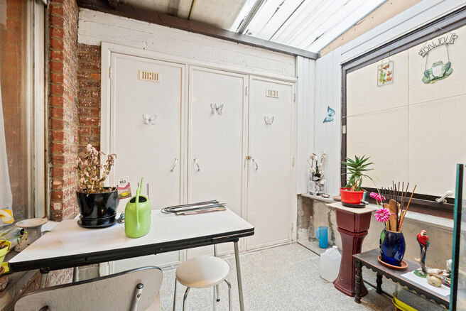This solid three-bedroom house enjoys an excellent location close to public transport and numerous amenities. A key asset is its easy access to Brussels and the Brussels Ring Road (R0). The property also features a garage and a pleasant garden with terrac
