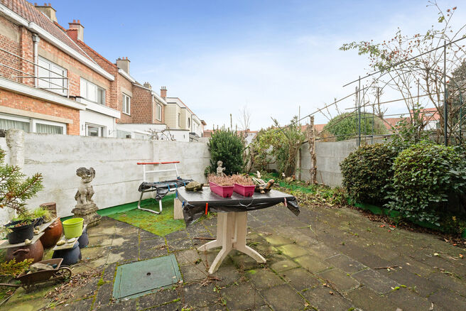 This solid three-bedroom house enjoys an excellent location close to public transport and numerous amenities. A key asset is its easy access to Brussels and the Brussels Ring Road (R0). The property also features a garage and a pleasant garden with terrac