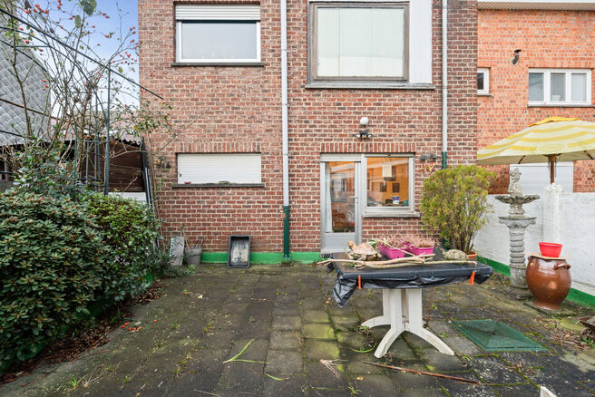 This solid three-bedroom house enjoys an excellent location close to public transport and numerous amenities. A key asset is its easy access to Brussels and the Brussels Ring Road (R0). The property also features a garage and a pleasant garden with terrac
