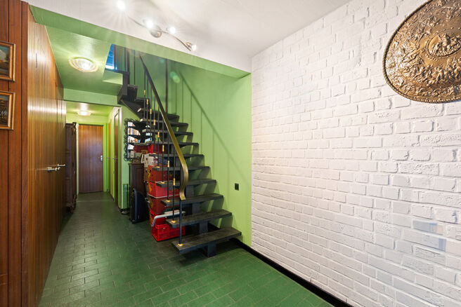 This solid three-bedroom house enjoys an excellent location close to public transport and numerous amenities. A key asset is its easy access to Brussels and the Brussels Ring Road (R0). The property also features a garage and a pleasant garden with terrac