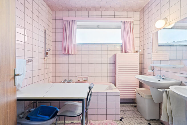 This solid three-bedroom house enjoys an excellent location close to public transport and numerous amenities. A key asset is its easy access to Brussels and the Brussels Ring Road (R0). The property also features a garage and a pleasant garden with terrac