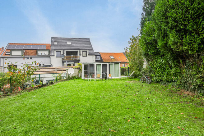 This three-bedroom house with a large garden on a 310 m² plot is ideally located between
the Flemish periphery and Brussels, offering excellent connections to both regions.

Upon entering, you are welcomed into the entrance hall, which leads to a living 