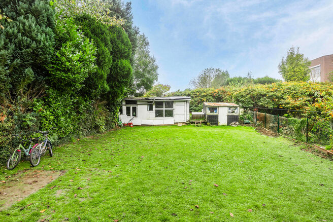 This three-bedroom house with a large garden on a 310 m² plot is ideally located between
the Flemish periphery and Brussels, offering excellent connections to both regions.

Upon entering, you are welcomed into the entrance hall, which leads to a living 