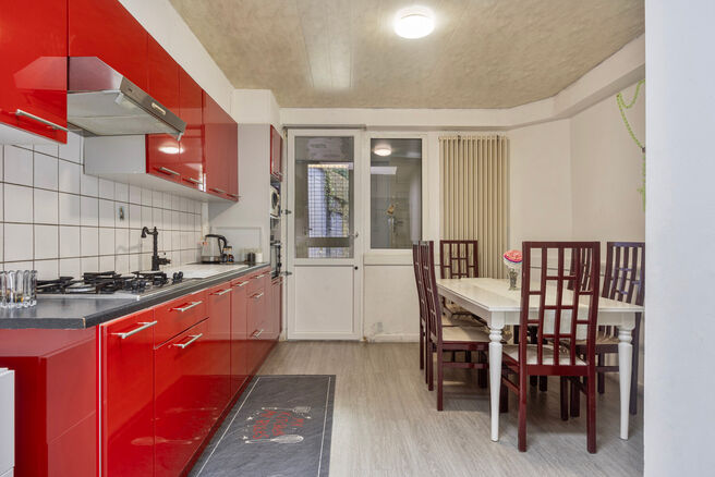 This three-bedroom house with a large garden on a 310 m² plot is ideally located between
the Flemish periphery and Brussels, offering excellent connections to both regions.

Upon entering, you are welcomed into the entrance hall, which leads to a living 