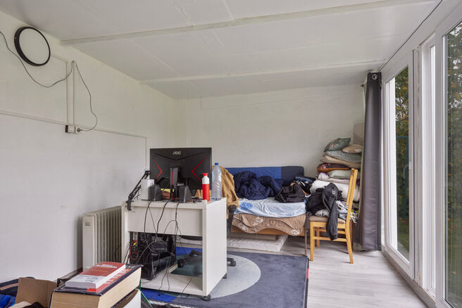 This three-bedroom house with a large garden on a 310 m² plot is ideally located between
the Flemish periphery and Brussels, offering excellent connections to both regions.

Upon entering, you are welcomed into the entrance hall, which leads to a living 