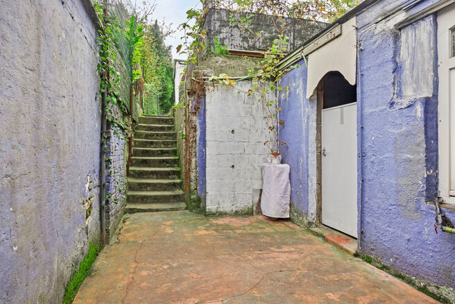 This three-bedroom house with a large garden on a 310 m² plot is ideally located between
the Flemish periphery and Brussels, offering excellent connections to both regions.

Upon entering, you are welcomed into the entrance hall, which leads to a living 