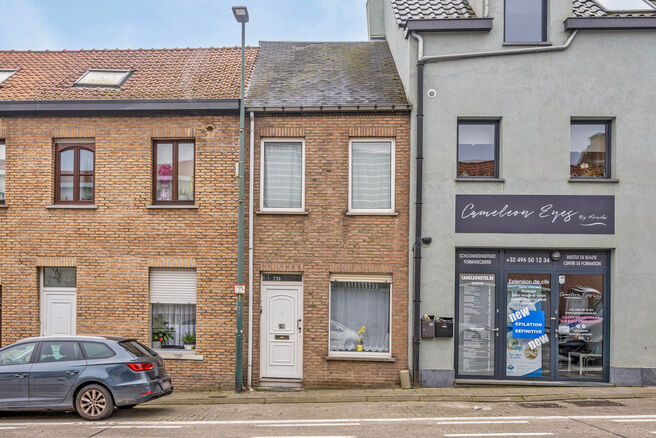 This three-bedroom house with a large garden on a 310 m² plot is ideally located between
the Flemish periphery and Brussels, offering excellent connections to both regions.

Upon entering, you are welcomed into the entrance hall, which leads to a living 