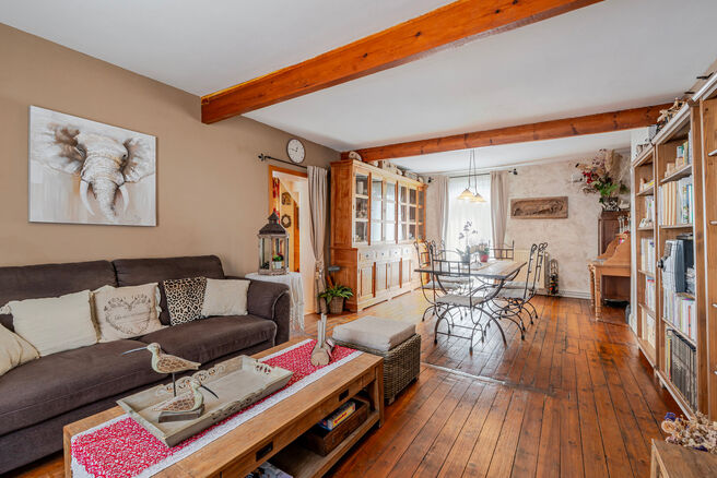 This spacious and centrally located property in the heart of Zaventem offers 3 full-sized bedrooms, with the possibility to create a 4th bedroom, 2 living areas, 2 bathrooms, and a multi-purpose room on the ground floor.
A key highlight is the impressive 