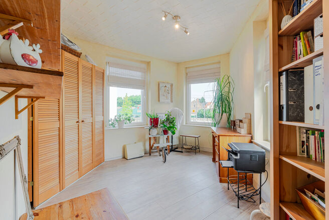 This spacious and centrally located property in the heart of Zaventem offers 3 full-sized bedrooms, with the possibility to create a 4th bedroom, 2 living areas, 2 bathrooms, and a multi-purpose room on the ground floor.
A key highlight is the impressive 