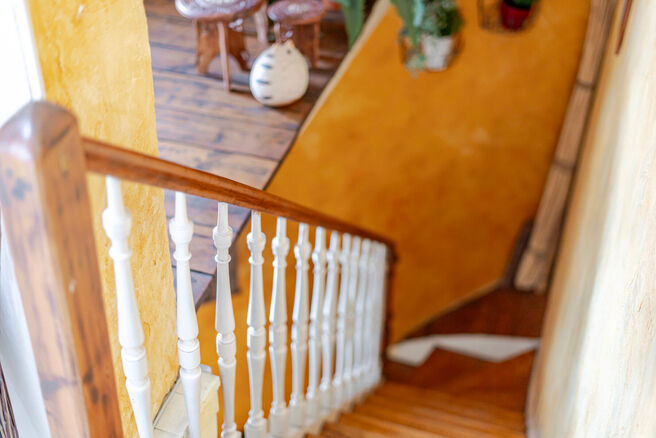 This spacious and centrally located property in the heart of Zaventem offers 3 full-sized bedrooms, with the possibility to create a 4th bedroom, 2 living areas, 2 bathrooms, and a multi-purpose room on the ground floor.
A key highlight is the impressive 