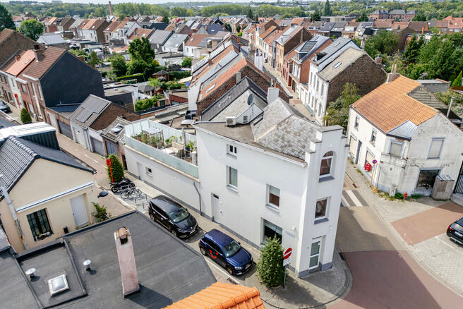 This spacious and centrally located property in the heart of Zaventem offers 3 full-sized bedrooms, with the possibility to create a 4th bedroom, 2 living areas, 2 bathrooms, and a multi-purpose room on the ground floor.
A key highlight is the impressive 