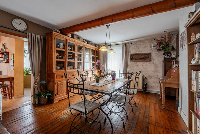 This spacious and centrally located property in the heart of Zaventem offers 3 full-sized bedrooms, with the possibility to create a 4th bedroom, 2 living areas, 2 bathrooms, and a multi-purpose room on the ground floor.
A key highlight is the impressive 