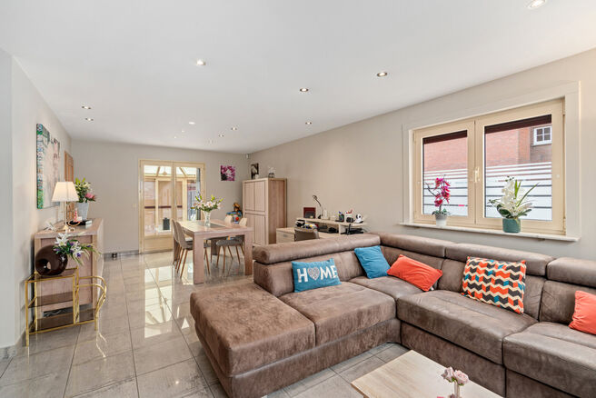 This spacious family home with 3 bedrooms, 2 bathrooms and multiple living areas is ideally located in a rural setting, in a quiet residential area on the border with Grimbergen.
The property combines peaceful surroundings with excellent accessibility to 