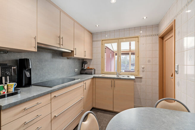 This spacious family home with 3 bedrooms, 2 bathrooms and multiple living areas is ideally located in a rural setting, in a quiet residential area on the border with Grimbergen.
The property combines peaceful surroundings with excellent accessibility to 