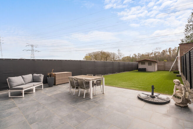 This spacious family home with 3 bedrooms, 2 bathrooms and multiple living areas is ideally located in a rural setting, in a quiet residential area on the border with Grimbergen.
The property combines peaceful surroundings with excellent accessibility to 