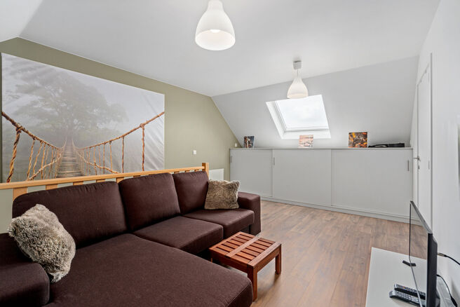 This spacious family home with 3 bedrooms, 2 bathrooms and multiple living areas is ideally located in a rural setting, in a quiet residential area on the border with Grimbergen.
The property combines peaceful surroundings with excellent accessibility to 