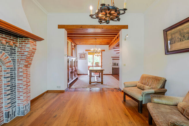 Deze karaktervolle burgerwoning in Vlaamse neotraditionele stijl, met haar statige trapgevel en authentieke elementen, ligt op een royaal perceel van 860 m² in het landelijke Beigem (Grimbergen).

Op het gelijkvloers bevindt zich de inkomhal die toegang 