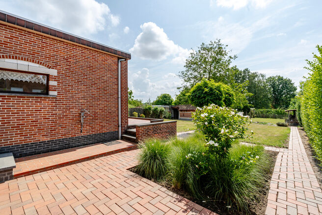 Deze karaktervolle burgerwoning in Vlaamse neotraditionele stijl, met haar statige trapgevel en authentieke elementen, ligt op een royaal perceel van 860 m² in het landelijke Beigem (Grimbergen).

Op het gelijkvloers bevindt zich de inkomhal die toegang 