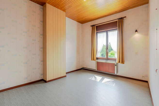 Deze karaktervolle burgerwoning in Vlaamse neotraditionele stijl, met haar statige trapgevel en authentieke elementen, ligt op een royaal perceel van 860 m² in het landelijke Beigem (Grimbergen).

Op het gelijkvloers bevindt zich de inkomhal die toegang 