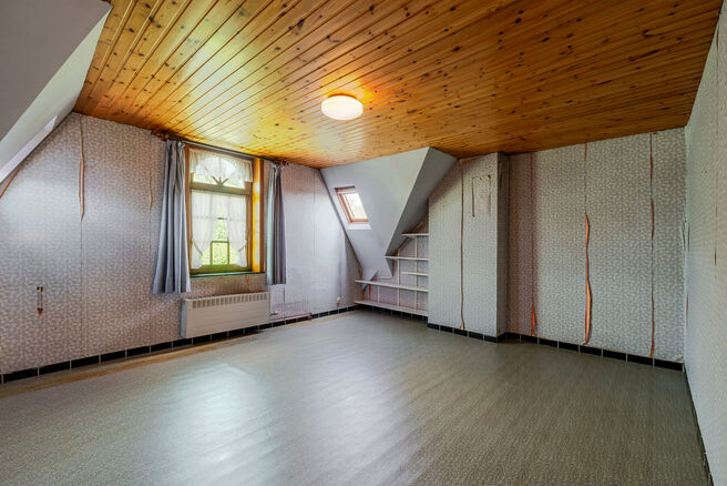 Deze karaktervolle burgerwoning in Vlaamse neotraditionele stijl, met haar statige trapgevel en authentieke elementen, ligt op een royaal perceel van 860 m² in het landelijke Beigem (Grimbergen).

Op het gelijkvloers bevindt zich de inkomhal die toegang 