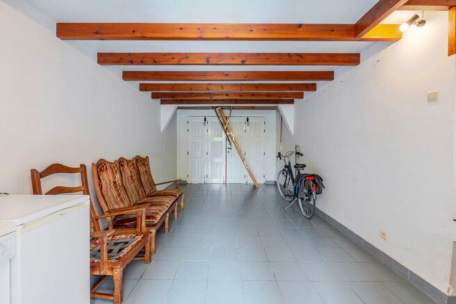 Deze karaktervolle burgerwoning in Vlaamse neotraditionele stijl, met haar statige trapgevel en authentieke elementen, ligt op een royaal perceel van 860 m² in het landelijke Beigem (Grimbergen).

Op het gelijkvloers bevindt zich de inkomhal die toegang 