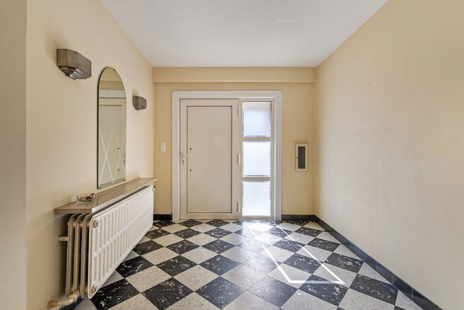 Deze ruime gezinswoning met garage en tuin ligt in een groene en rustige buurt, met een vlotte verbinding naar Brussel en de Ring.
Ideaal voor wie op zoek is naar rust, maar toch dicht bij de stad wil wonen.

De woning beschikt over 3 slaapkamers (17m² -