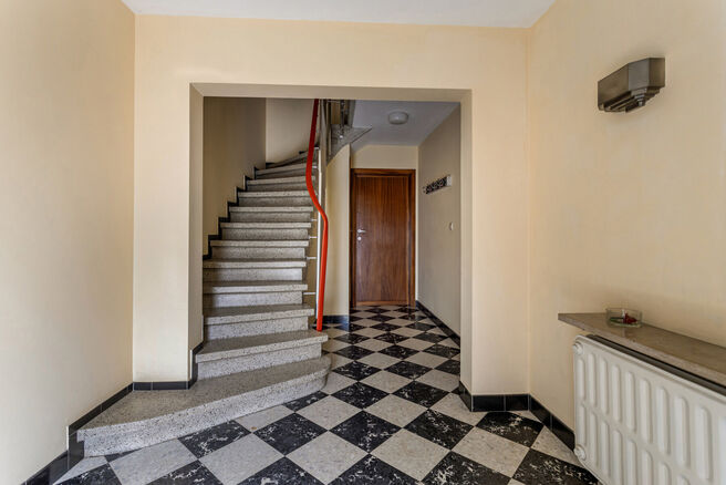 Deze ruime gezinswoning met garage en tuin ligt in een groene en rustige buurt, met een vlotte verbinding naar Brussel en de Ring.
Ideaal voor wie op zoek is naar rust, maar toch dicht bij de stad wil wonen.

De woning beschikt over 3 slaapkamers (17m² -