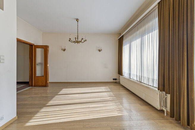 Deze ruime gezinswoning met garage en tuin ligt in een groene en rustige buurt, met een vlotte verbinding naar Brussel en de Ring.
Ideaal voor wie op zoek is naar rust, maar toch dicht bij de stad wil wonen.

De woning beschikt over 3 slaapkamers (17m² -