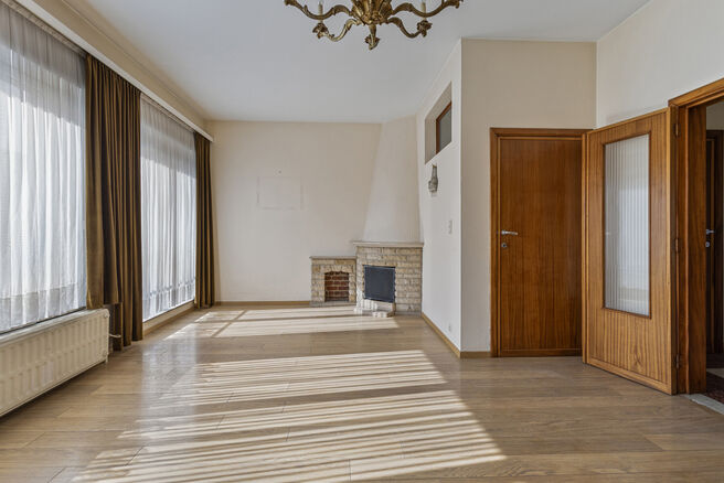 Deze ruime gezinswoning met garage en tuin ligt in een groene en rustige buurt, met een vlotte verbinding naar Brussel en de Ring.
Ideaal voor wie op zoek is naar rust, maar toch dicht bij de stad wil wonen.

De woning beschikt over 3 slaapkamers (17m² -