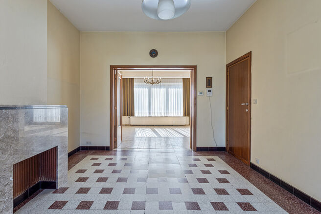 Deze ruime gezinswoning met garage en tuin ligt in een groene en rustige buurt, met een vlotte verbinding naar Brussel en de Ring.
Ideaal voor wie op zoek is naar rust, maar toch dicht bij de stad wil wonen.

De woning beschikt over 3 slaapkamers (17m² -