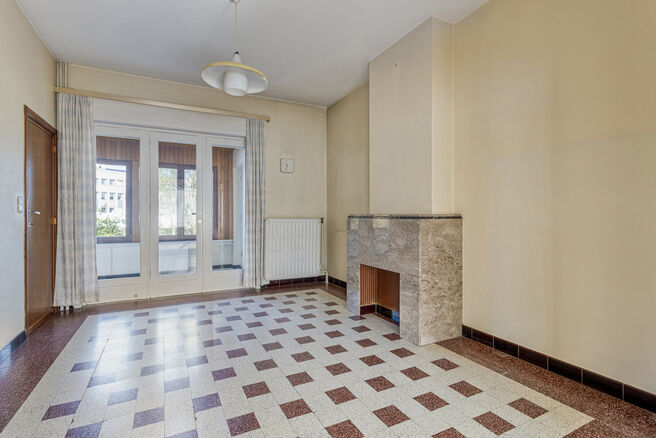 Deze ruime gezinswoning met garage en tuin ligt in een groene en rustige buurt, met een vlotte verbinding naar Brussel en de Ring.
Ideaal voor wie op zoek is naar rust, maar toch dicht bij de stad wil wonen.

De woning beschikt over 3 slaapkamers (17m² -