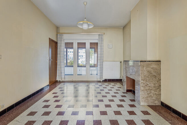 Deze ruime gezinswoning met garage en tuin ligt in een groene en rustige buurt, met een vlotte verbinding naar Brussel en de Ring.
Ideaal voor wie op zoek is naar rust, maar toch dicht bij de stad wil wonen.

De woning beschikt over 3 slaapkamers (17m² -