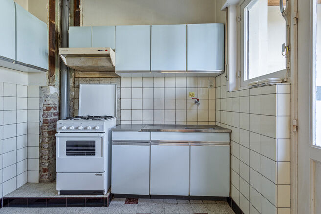 Deze ruime gezinswoning met garage en tuin ligt in een groene en rustige buurt, met een vlotte verbinding naar Brussel en de Ring.
Ideaal voor wie op zoek is naar rust, maar toch dicht bij de stad wil wonen.

De woning beschikt over 3 slaapkamers (17m² -