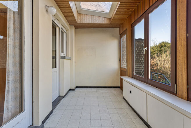 Deze ruime gezinswoning met garage en tuin ligt in een groene en rustige buurt, met een vlotte verbinding naar Brussel en de Ring.
Ideaal voor wie op zoek is naar rust, maar toch dicht bij de stad wil wonen.

De woning beschikt over 3 slaapkamers (17m² -