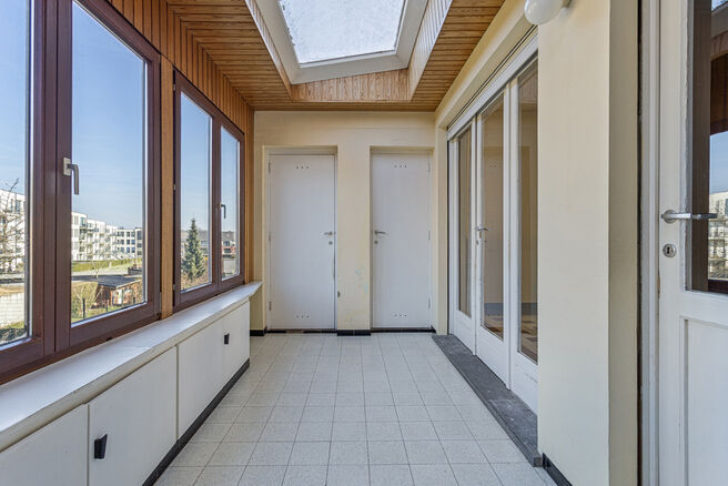 Deze ruime gezinswoning met garage en tuin ligt in een groene en rustige buurt, met een vlotte verbinding naar Brussel en de Ring.
Ideaal voor wie op zoek is naar rust, maar toch dicht bij de stad wil wonen.

De woning beschikt over 3 slaapkamers (17m² -