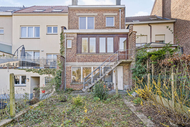 Deze ruime gezinswoning met garage en tuin ligt in een groene en rustige buurt, met een vlotte verbinding naar Brussel en de Ring.
Ideaal voor wie op zoek is naar rust, maar toch dicht bij de stad wil wonen.

De woning beschikt over 3 slaapkamers (17m² -