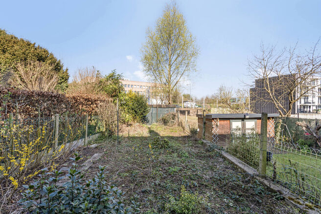 Deze ruime gezinswoning met garage en tuin ligt in een groene en rustige buurt, met een vlotte verbinding naar Brussel en de Ring.
Ideaal voor wie op zoek is naar rust, maar toch dicht bij de stad wil wonen.

De woning beschikt over 3 slaapkamers (17m² -