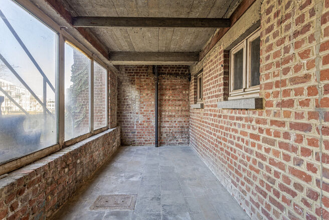 Deze ruime gezinswoning met garage en tuin ligt in een groene en rustige buurt, met een vlotte verbinding naar Brussel en de Ring.
Ideaal voor wie op zoek is naar rust, maar toch dicht bij de stad wil wonen.

De woning beschikt over 3 slaapkamers (17m² -