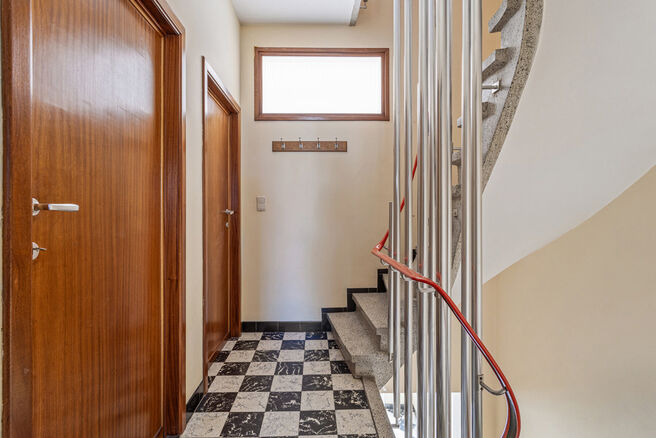Deze ruime gezinswoning met garage en tuin ligt in een groene en rustige buurt, met een vlotte verbinding naar Brussel en de Ring.
Ideaal voor wie op zoek is naar rust, maar toch dicht bij de stad wil wonen.

De woning beschikt over 3 slaapkamers (17m² -