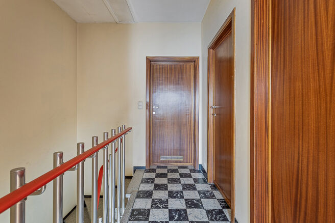 Deze ruime gezinswoning met garage en tuin ligt in een groene en rustige buurt, met een vlotte verbinding naar Brussel en de Ring.
Ideaal voor wie op zoek is naar rust, maar toch dicht bij de stad wil wonen.

De woning beschikt over 3 slaapkamers (17m² -