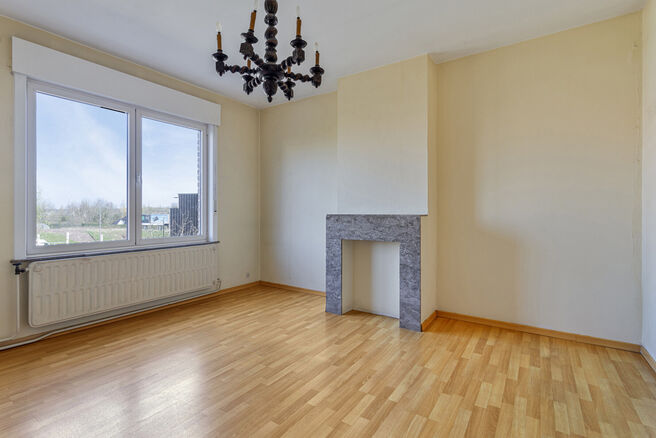Deze ruime gezinswoning met garage en tuin ligt in een groene en rustige buurt, met een vlotte verbinding naar Brussel en de Ring.
Ideaal voor wie op zoek is naar rust, maar toch dicht bij de stad wil wonen.

De woning beschikt over 3 slaapkamers (17m² -