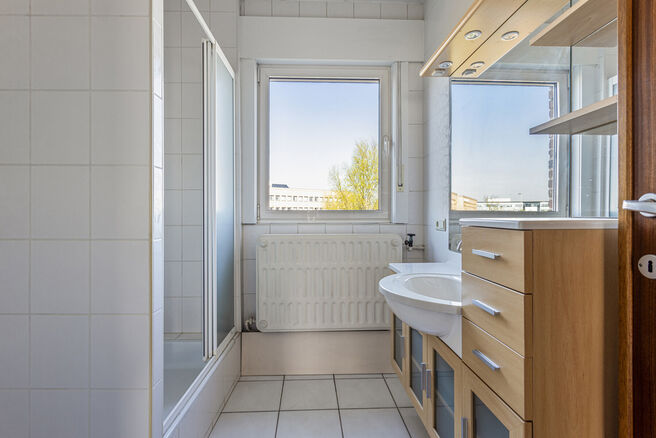Deze ruime gezinswoning met garage en tuin ligt in een groene en rustige buurt, met een vlotte verbinding naar Brussel en de Ring.
Ideaal voor wie op zoek is naar rust, maar toch dicht bij de stad wil wonen.

De woning beschikt over 3 slaapkamers (17m² -